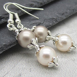 Taupe and Ivory Pearl Bridesmaid Earrings, Beige Wedding Jewellery, Pearl Bridal Earrings, Pearl Drops, Matching Wedding Sets, Cream Rose imagem 3