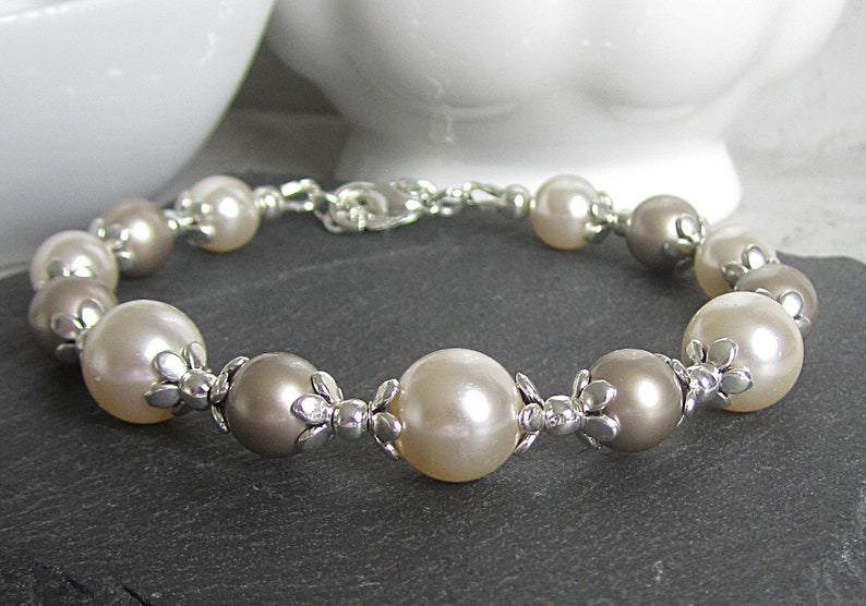 Taupe and Ivory Bridesmaid Bracelet, Taupe Wedding Pearl Jewellery, Beige Bridal Bracelets, Matching Pearl Sets, Platinum and Cream Rose 画像 7