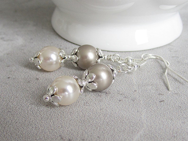 Taupe and Ivory Pearl Bridesmaid Earrings, Beige Wedding Jewellery, Pearl Bridal Earrings, Pearl Drops, Matching Wedding Sets, Cream Rose imagem 2