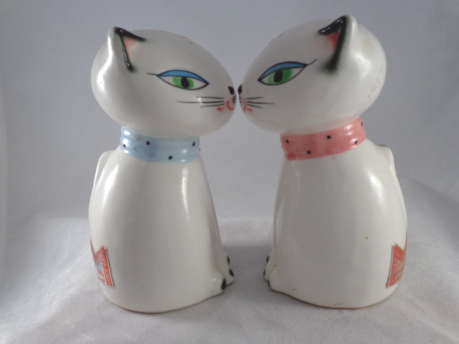 Vintage Kitty Cat Salt and Pepper Shakers Adorable.. Made in Etsy