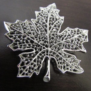 CVB (2308) Sarah Coventry 1966 "SUMMER FROST" Silver Tone Maple Leaf Figural Brooch