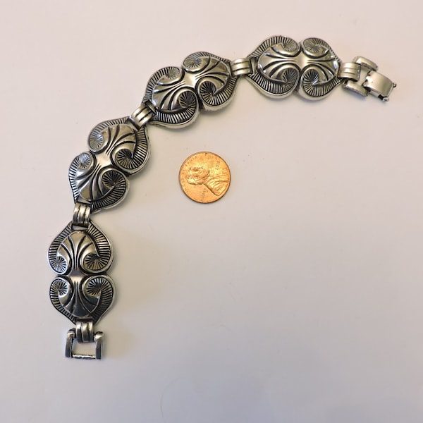 AS PRICED** - (1719) Vintage Antique Silver Tone Textured Very Detailed Dimensional Abstract Design Link Bracelet w/Fold Over Clasp
