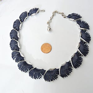 CVB (2000) Vintage LISNER Silver Tone Dark Navy Blue &quot;Feathered&quot; Plastic Thermoset Link Design Choker Necklace w/J Hook & Charm