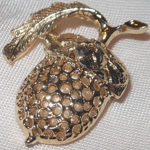 CVB (2254) Vintage 1973 Sarah Coventry &quot;GOLDEN ACORN&quot; Gold Tone Textured Open Work Figural &quot;Acorn with Cap & Leaf&quot; Brooch