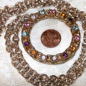 CVB (2024) Vintage 1974 Sarah Coventry &quot;PICADILLY CIRCLE&quot; Gold Tone Rhinestone Decorated Wreath Pendant on Long Chain Link Necklace