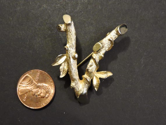CVB (2565) Sarah Coventry 1964 "SARAH'S ABC's" Gold Tone "Initial "V" Brooch