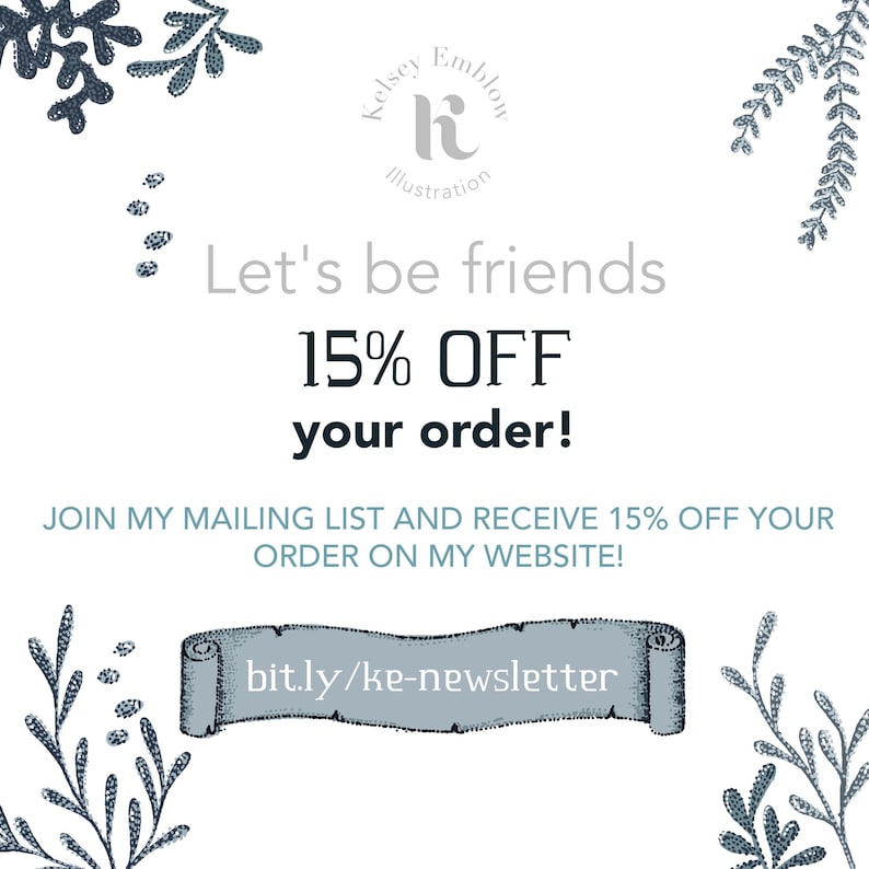 K&ouml;nnte beinhalten: Eine wei&szlig;e Grafik mit einem blauen floralen Design an den R&auml;ndern. Der Text lautet "Kelsey Emblon Illustration" mit einem stilisierten "k" Logo. Der Text "Let's be friends 15% OFF your order!" ist in Schwarz. Der Text "JOIN MY MAILING LIST AND RECEIVE 15% OFF YOUR ORDER ON MY WEBSITE!" ist in Schwarz. Der Text "bit.ly/ke-newsletter" ist in einem blauen Scroll-Design.