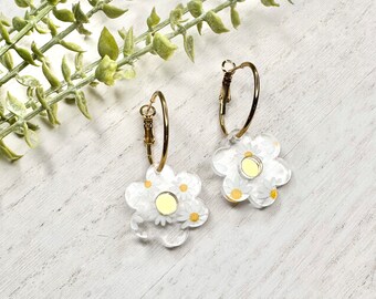 Boucles d'oreilles créoles fleur marguerite, Boucles d'oreilles pendantes en acrylique marguerite, Boucles d'oreilles créoles en or légères, Cadeau d'anniversaire pour maman, Pour soeur, Pour ami