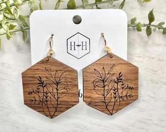 Boucles d'oreilles florales gravées sur bois de noyer, boucles d'oreilles hexagonales avec fleurs, boucles d'oreilles en bois léger, cadeau d'anniversaire pour un ami, pour sœur