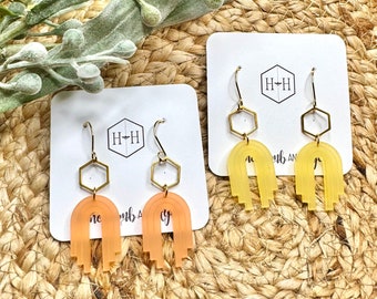 Boucles d'oreilles acryliques arc-en-ciel bohèmes, boucles d'oreilles pendantes à ressort hexagonal, cadeau pour soeur, pour ami, bijoux légers, jaune pêche pastel