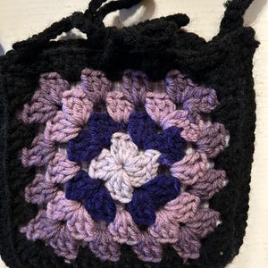 BOLSO DE CROCHET / Bolso de mano para mujer / Bolso cuadrado de abuela / Tonos morados con ribete negro