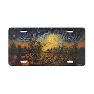 Puede incluir: Placa de matrícula rectangular con una pintura de un campo de calabazas bajo un cielo nocturno arremolinado y estrellado. La obra presenta calabazas naranjas, árboles y una cálida y brillante puesta de sol.