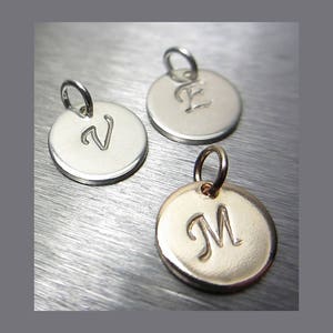 925 sterlingsilver eller 14K guldfylld liten monogramskiva handstämplad tagg personlig skiva personligt hänge initialberlock personlig present