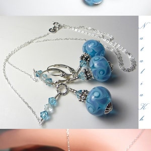 Pu&ograve; includere: Un set di collana e orecchini in argento con perline di vetro blu con un motivo a spirale. Gli orecchini hanno chiusure a leva e sono impreziositi da piccoli cristalli blu. I gioielli sono esposti su uno sfondo chiaro.