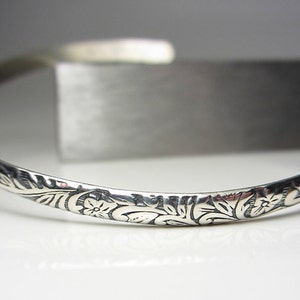 925 Sterling Silber Manschette Armband Stapelarmband Blumenarmband Oxidiertes Armband Blumenmuster Armband Botanischer Armreif Armband