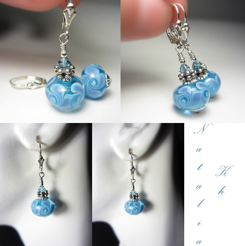 Pu&ograve; includere: Orecchini in vetro azzurro con un design a spirale. Gli orecchini hanno dettagli in metallo color argento e una chiusura a leva. Gli orecchini sono mostrati in pi&ugrave; viste, tra cui un primo piano e su un manichino.