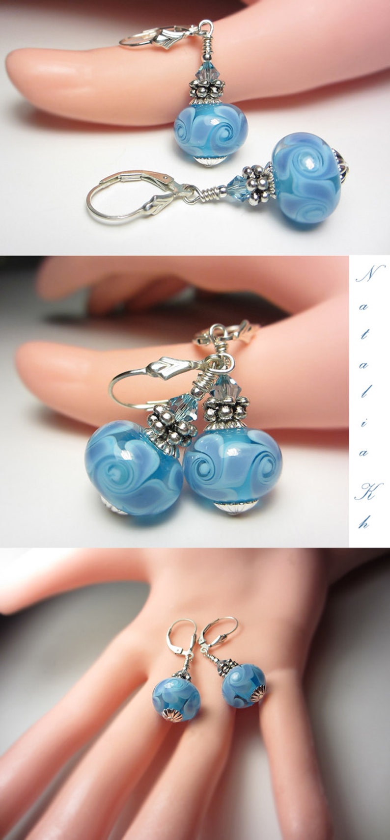Pu&ograve; includere: Orecchini pendenti con perline di vetro azzurro con un motivo a spirale. Gli orecchini hanno dettagli in metallo argentato e chiusure a leva. Le perline misurano circa 2 cm di diametro.