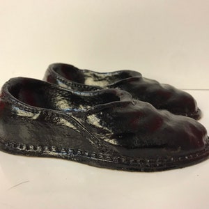 Syroco Wood Figurine   Pair of Mens Shoes/Slippers Hand painted Black 1940s  5 1/4&quot; x 4 1/2&quot; Collectible