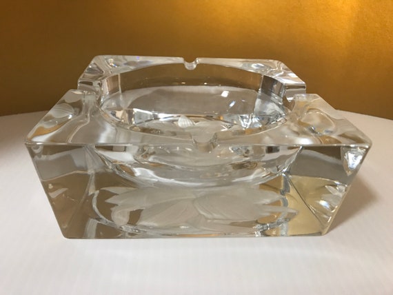 crystal cigarette ashtray Thick Chunky Clear Glass Crystal Ashtray for Cigars /cigarettes. Flower  Embossed