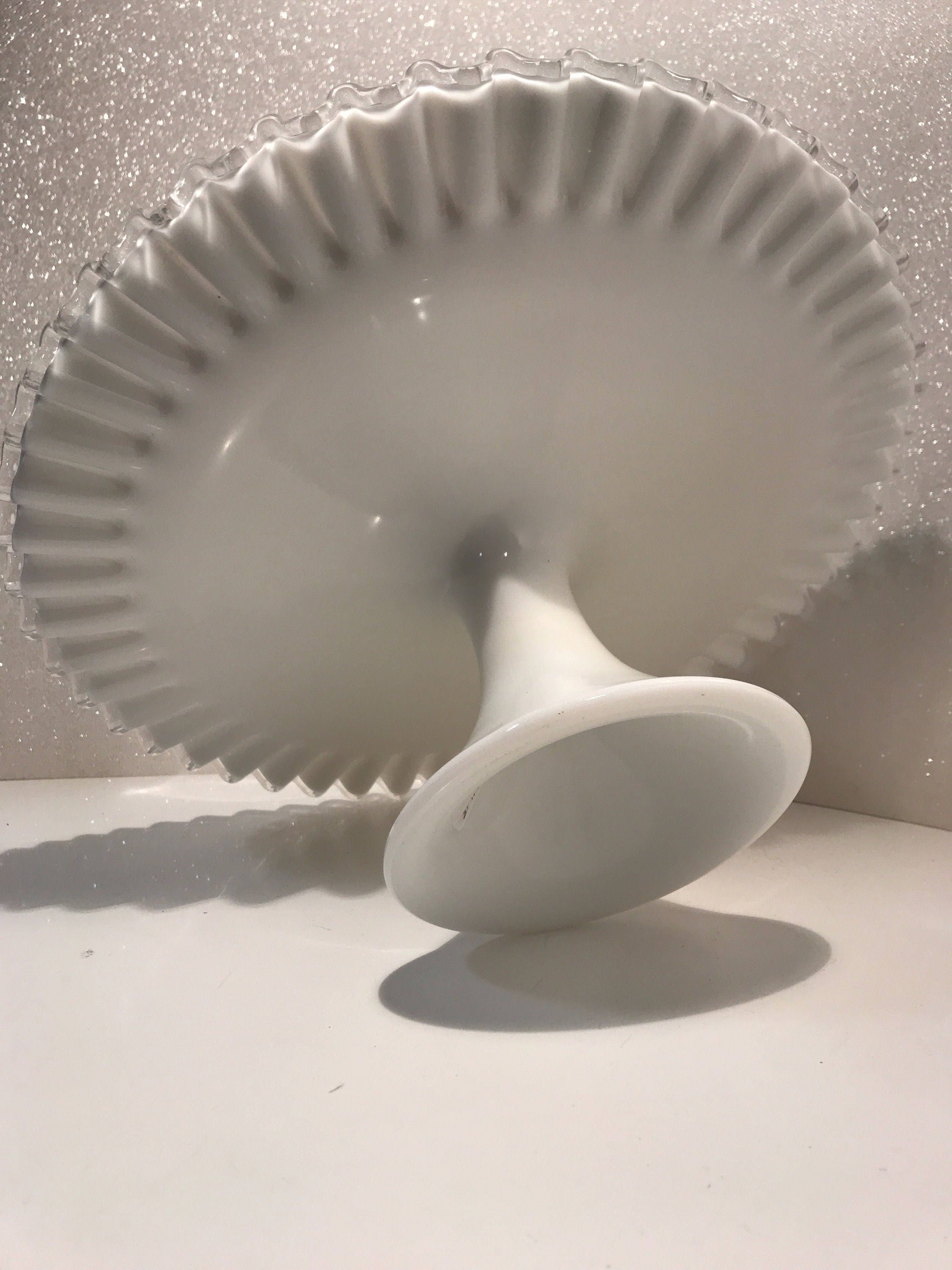 フェントン シルバークレスト ケーキスタンド：ヴィンテージ ミルク