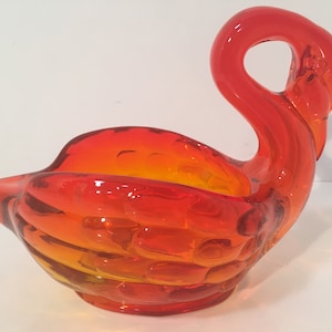 Jabonera o plato para dulces con diseño de cisne Amberina en vidrio artístico vikingo vintage o pieza decorativa