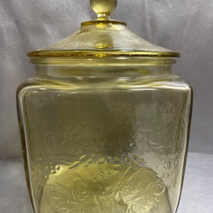 Vintage / fast antike Keksdose / Keksdose aus Pale Gold Gelb mit Deckel 1930er Jahre fast Mint Cond von Bundesglas Co Madrid Muster