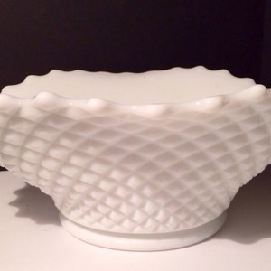 Cuenco de centro de mesa con clavos estilo inglés Westmoreland Milk Glass Cottage Chic