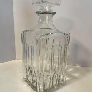 Glass Whiskey Decanter Airtight Stopper Scotch Liquor Bourbon Vintage