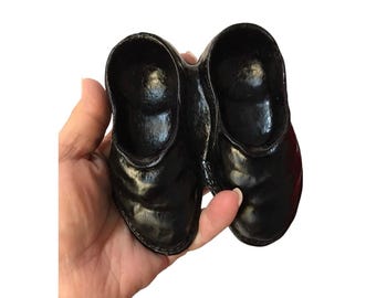Vintage 1940s Syroco Wood Shoe Figurine: Hand-Painted Black Slippers