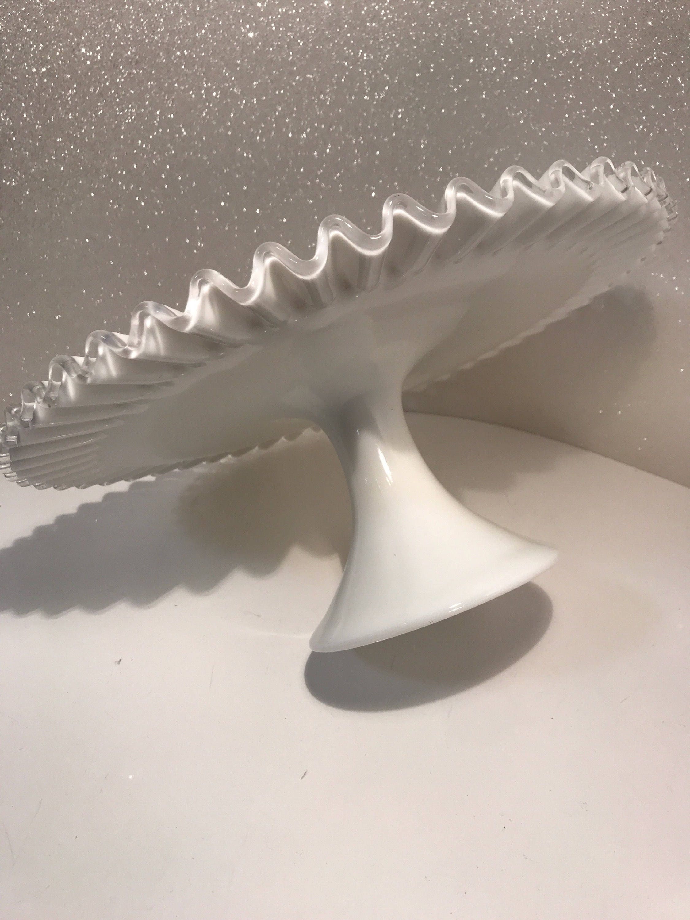 フェントン シルバークレスト ケーキスタンド：ヴィンテージ ミルク