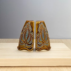 Stoneware Salt and Pepper Shaker Set – Floral Design – Slip Trailed Pottery