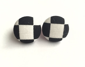 Boucles d’oreilles boutons de tissu à petit checker noir et blanc