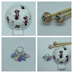 Puede incluir: Un conjunto de accesorios de tejido que incluye un alfiletero blanco con un diseño de Minnie Mouse, dos puntas de agujas de tejer de color rosa y plata y un juego de marcadores de punto de corazón de colores.