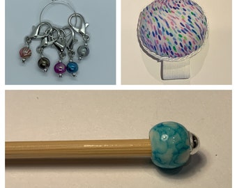 Swirls Crochet Gift Set comprend un crochet de 15cm 4mm, un coussin d’épingle à poignet et des clips au crochet