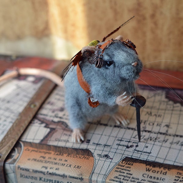 Naald vilten rat. Steampunk schepsel. Collectible speelgoed. Realistische dier. Vilt grijs rat met vleugels. Avontuur muis.