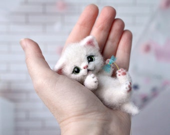 Доступен к заказу. Маленький белый новорожденный котёнок. Маленький милый кот. Миниатюрное животное из игольного валяния. Питомец для Блайт.
