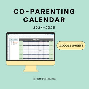 以下が含まれることがあります： 「Co-Parenting Calendar 2024-2025」というタイトルのGoogleスプレッドシートが表示されたコンピューター画面。スプレッドシートには、2024年8月のカレンダーが表示されており、黄色いボタンには「GOOGLE SHEETS」と表示されています。コンピューター画面の下には「@PrettyPicklesShop」というテキストが表示されています。