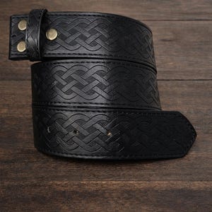 Punzierter keltischer Gürtelriemen aus Leder: Austauschbare Schnalle, Vollnarbenrindsleder