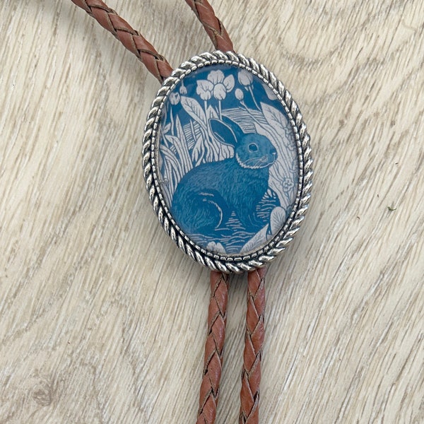 Rabbit Bolo Tie - Regalos occidentales para él Corbata de vaquero de cuero Accesorios Collar para hombre Animal Lariat Bunny Whimsical Blue Bola Silver Ends