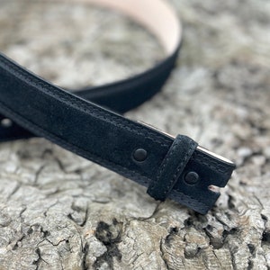 Courroie de ceinture en cuir suédé noir : 1,5 po. de large, boucle à pression