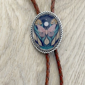 Whimsical Moth Bolo Tie - Schmetterling Geschenke für Sie Leder Cowboy Krawatte Accessoires Herren Halskette Hipster Pink Floral Moon Insekt Braun