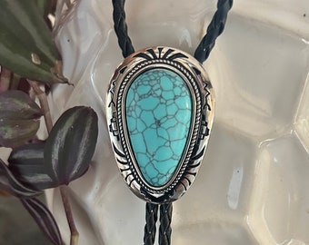 Teardrop turquoise bolo stropdas - Turquoise steen ingewikkelde gegraveerd detail zuidwestelijke cadeau idee stropdas Bola bruiloft idee mens