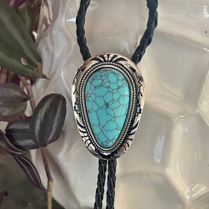 Teardrop turquoise bolo stropdas - Turquoise steen ingewikkelde gegraveerd detail zuidwestelijke cadeau idee stropdas Bola bruiloft idee mens