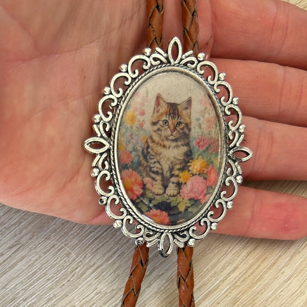 Bolo-Krawatte im Vintage-Stil mit Kätzchen-Portrait – Western-Geschenke für Sie, Leder-Krawatten-Accessoires, rosa Halskette, Tier-Katze, wunderlicher Liebhaber, Silber-Rose