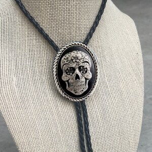 Sugar Skull Bolo Tie - Necklace Metal Day of the Dead Death Goth Punk Necktie Jewelry Witch Bola Dia de los muertos Flower Rose Man