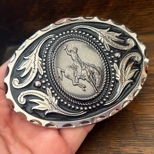 Beautiful Bucking Bronco Belt Buckle - Western - Cowboy - Rodeo Rider - Horse Riding - Men's Show PBR Shiny Silver Gift Idea Quarter