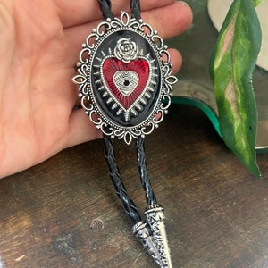 Sacred Heart Rose Bolokrawatte Krone - mexikanische Kunst - westliche Art Geschenke für sie Lederkrawatte Zubehör Tattoo Blume Gothik Anatomisch Rot