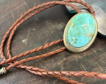 Teal Stone Bolo Tie: Sydvästlig läderslips med cowboymotiv