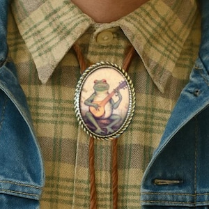 Banjo Frog Bolo Tie - Western Gifts for Her Leather Necktie Accessories Green Necklace Animal Musician Country Music Toad Funny Bola Hat