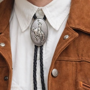 Zilveren cowboybolo-stropdas: tinnen bronco, echt leren ketting